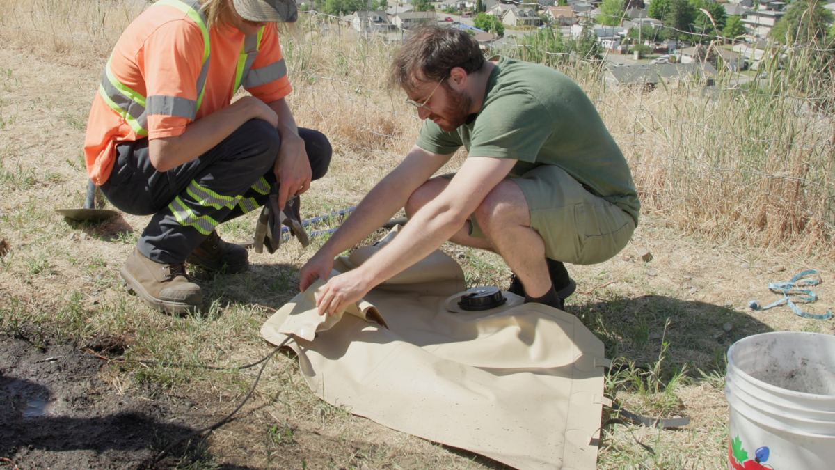 Connecting the surface bag to the buried pillow